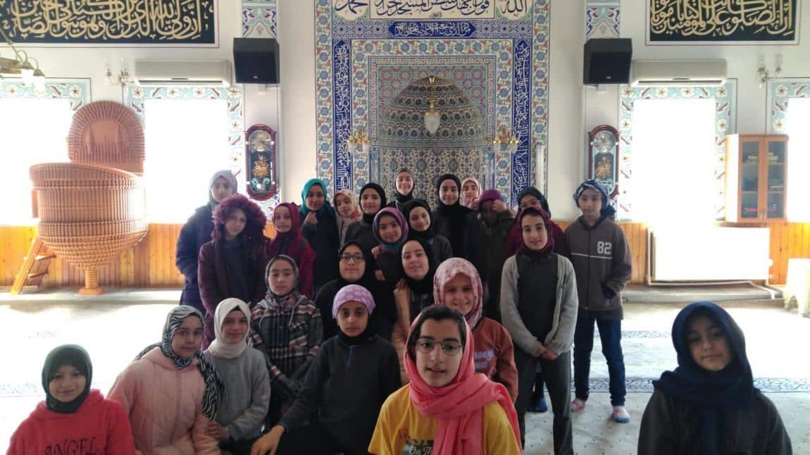 Okulumuz Osmangazi İmam Hatip Ortaokulu olarak İrşad Camii ziyaret edilmiş ve öğrencilerimiz Cami hakkında bilgi edinmiştir. 